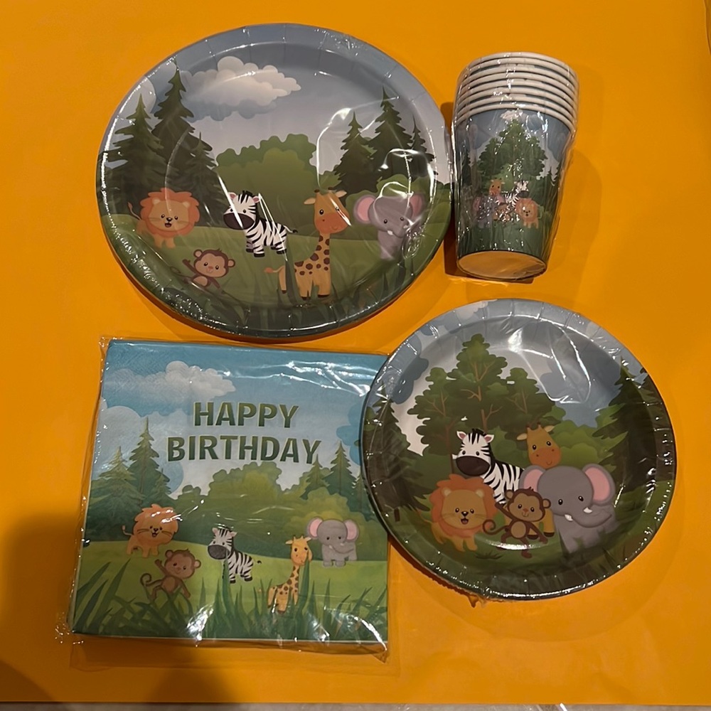NIB 32pc Animal birthday plates, napkins & cups